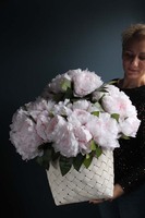 bardzo bogaty kosz z jasno różowymi peoniami Tracy wys.55cm
