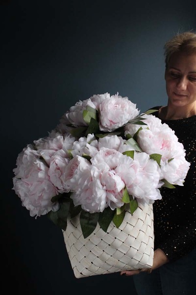 bardzo bogaty kosz z jasno różowymi peoniami Tracy wys.55cm