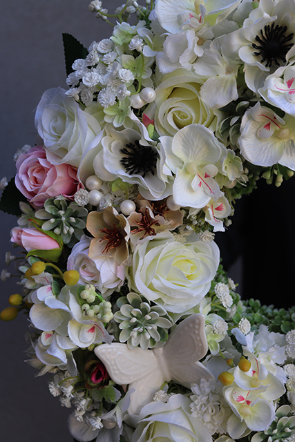 Biellenda, efektowny biały wianek z motylami, śr.40cm