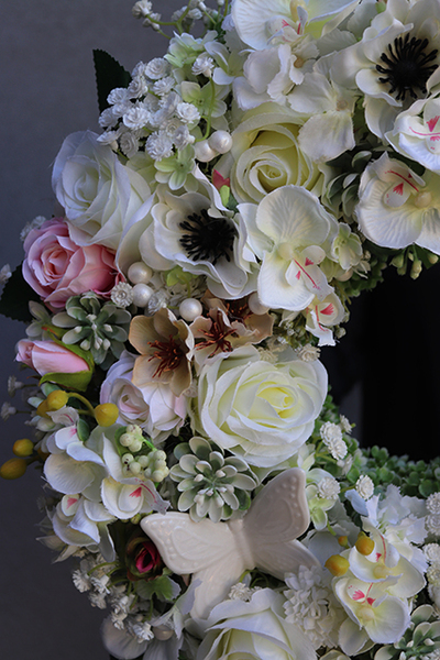 Biellenda, efektowny biały wianek z motylami, śr.40cm