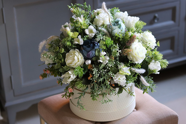 Bluena White, wiosenna kompozycja kwiatowa w box'ie, wys.40cm