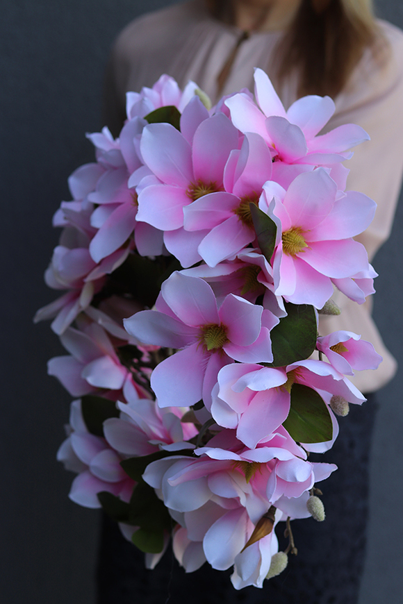 Magnolia Pink, wianek z kwiatów magnolii, śr.45cm
