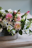 Amona, bogata kompozycja kwiatowa w srebrnym naczyniu, wym.23x40cm