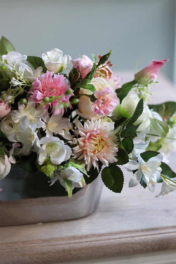 Amona, bogata kompozycja kwiatowa w srebrnym naczyniu, wym.23x40cm