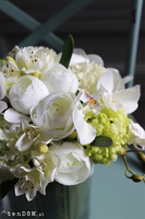biało-zielony bukiet kwiatów w szklanym wazonie, Orchideano Big, wys.33cm