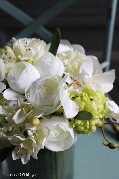 biało-zielony bukiet kwiatów w szklanym wazonie, Orchideano Big, wys.33cm