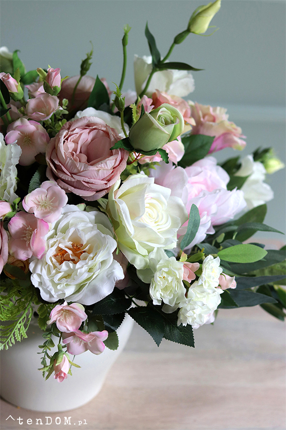 Luizjana Rondo, kompozycja kwiatowa w białym naczyniu, wym.45x58cm 