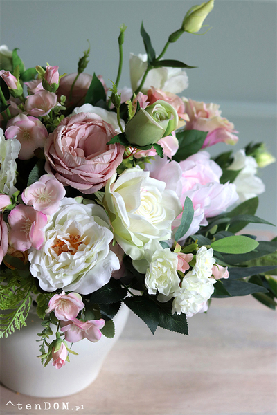 Luizjana Rondo, kompozycja kwiatowa w białym naczyniu, wym.45x58cm 