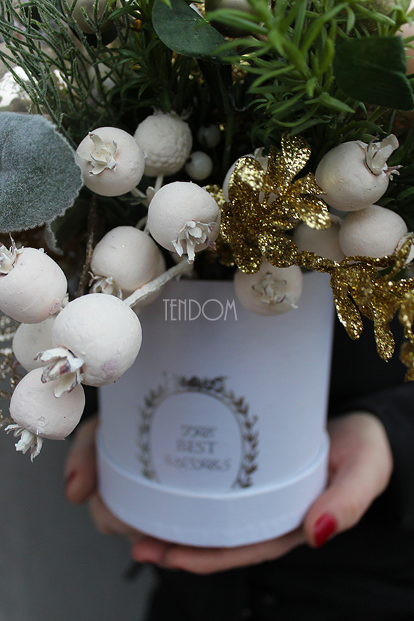 Christmas Gold kompozycja kwiatowa / bukiet Flowerbox wys.27cm.