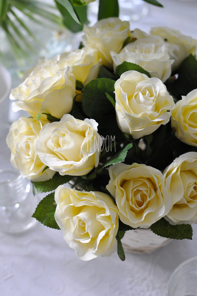 bogaty kosz z kremowymi różami Romance 30x30x30cm