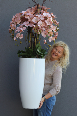 Fiberglass White Cappucino, sztuczny storczyk w wysokiej białej donicy, wys.132cm 