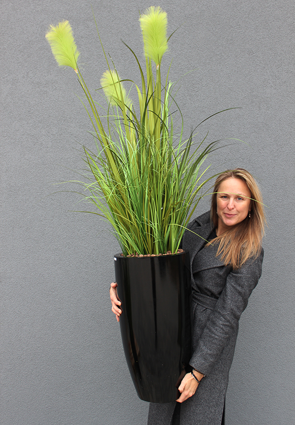 Samba, sztuczna trawa w czarnej donicy fiberglass, wys.160cm