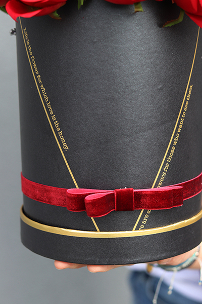 flowerbox Red Love, elegancka kompozycja kwiatowa na prezent, wys.29cm