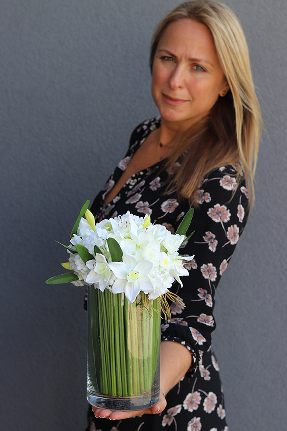 bukiet białych narcyzów i hortensji w szklanym wazonie, Relissa, wys.32cm