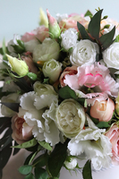 Rizalia, biały flowerbox z kolorowymi kwiatami, wys.37cm