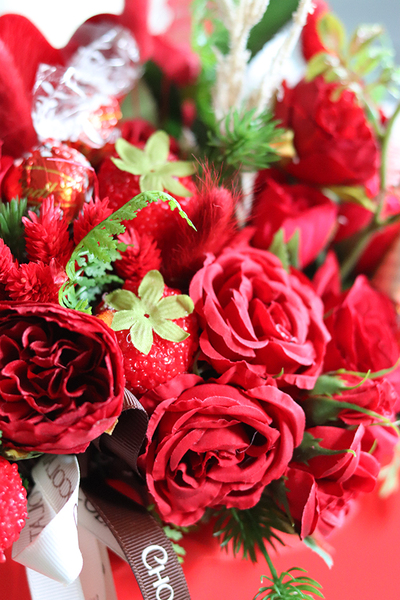 Chocolates Serca na Walentynki, flowerbox w kształcie serc z pralinami, wys.40cm 