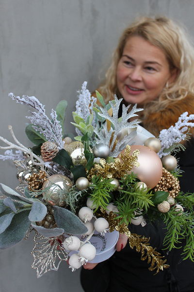Christmas Gold kompozycja kwiatowa / bukiet Flowerbox wys.27cm.