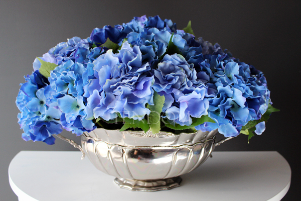 Niebieskie Hortensje kompozycja w cynowanym ekskluzywnym naczyniu, wys. 35cm, dł. 60cm