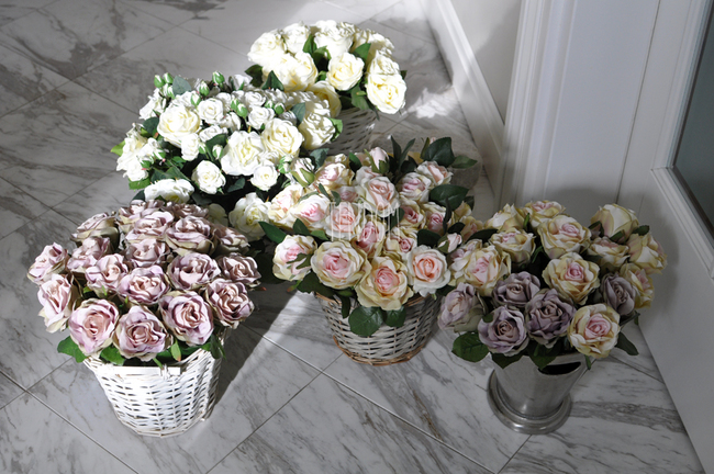 bogaty kosz z kremowymi różami Romance 30x30x30cm