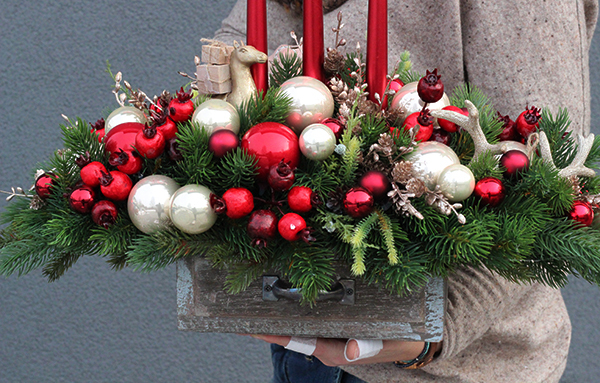 Katarina, stroik świąteczny w donicy imitującej szufladę, wym. 20x34x46cm