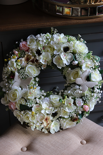 Biellenda, efektowny biały wianek z motylami, śr.40cm