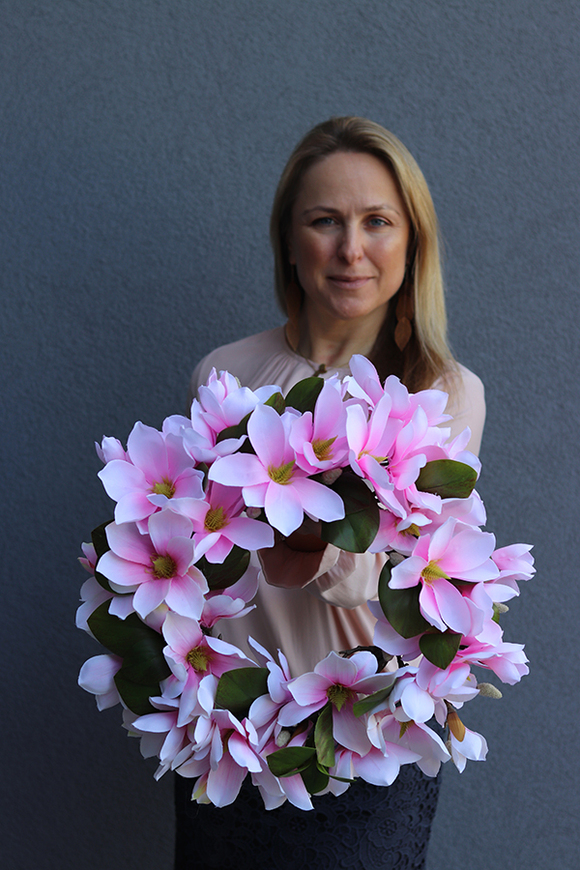 Magnolia Pink, wianek z kwiatów magnolii, śr.45cm