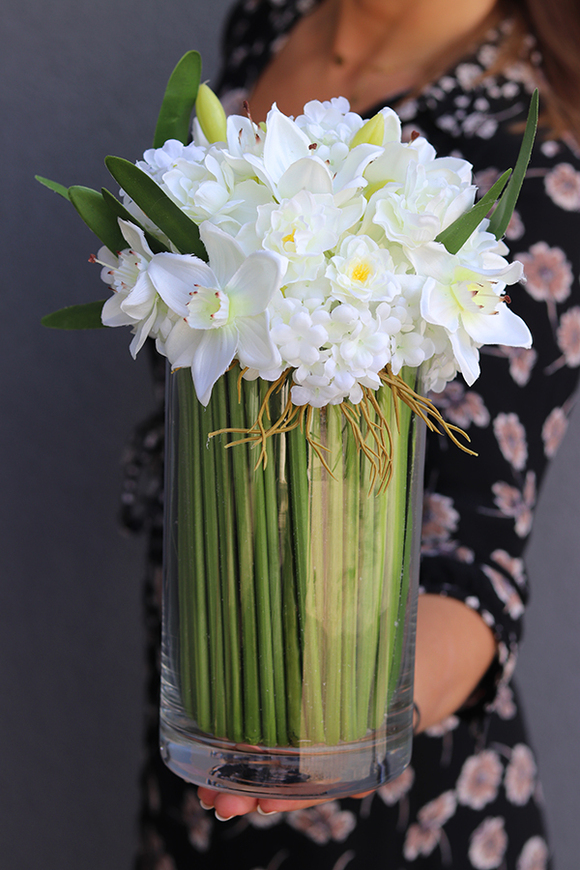 bukiet białych narcyzów i hortensji w szklanym wazonie, Relissa, wys.32cm