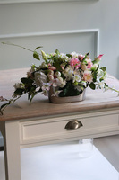 Amona, bogata kompozycja kwiatowa w srebrnym naczyniu, wym.23x40cm