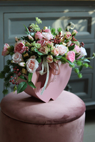 Chocolates Lovers, flowerbox w kształcie serc z pralinami, wys.31cm 