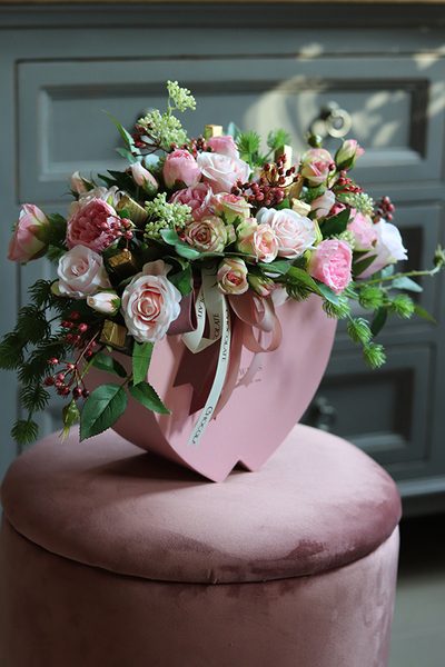 Chocolates Lovers, flowerbox w kształcie serc z pralinami, wys.31cm 