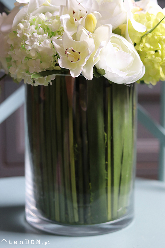 biało-zielony bukiet kwiatów w szklanym wazonie, Orchideano Big, wys.33cm