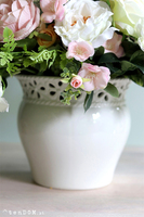 Luizjana Rondo, kompozycja kwiatowa w białym naczyniu, wym.45x58cm 