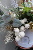 Christmas Gold kompozycja kwiatowa / bukiet Flowerbox wys.27cm.