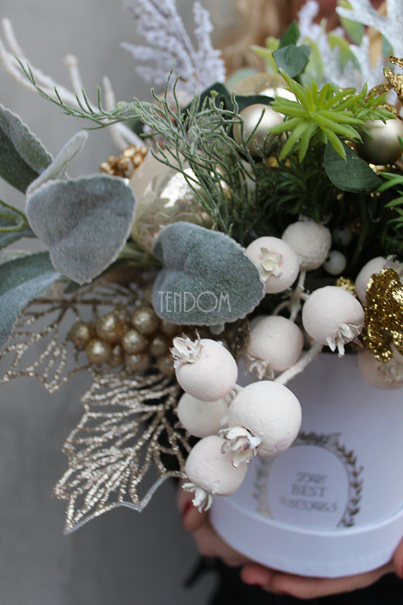 Christmas Gold kompozycja kwiatowa / bukiet Flowerbox wys.27cm.