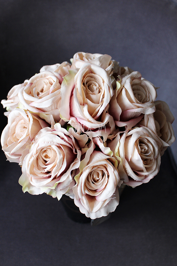 kompozycja kwiatowa / bukiet Flowerbox Roses Sand, wys.43cm