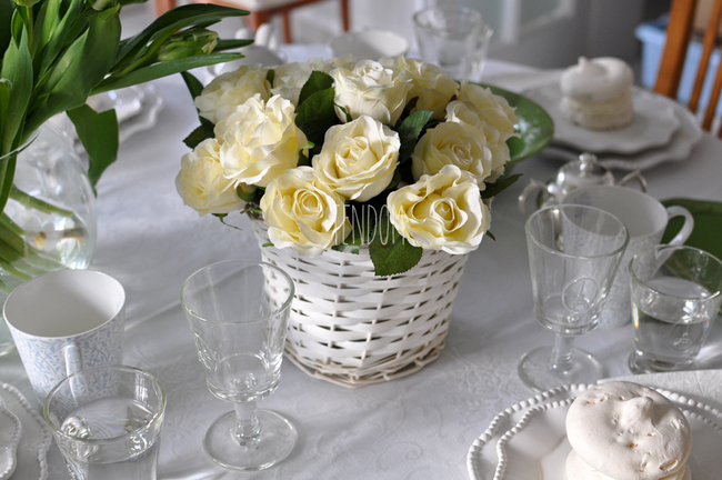 bogaty kosz z kremowymi różami Romance 30x30x30cm