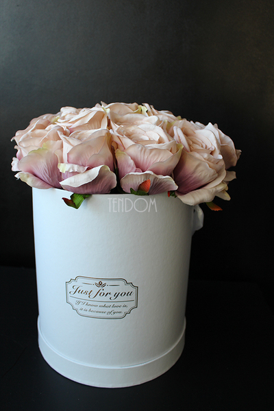 kompozycja kwiatowa / bukiet Flowerbox Roses Sand, wys.34cm