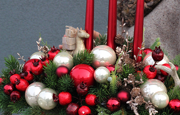 Katarina, stroik świąteczny w donicy imitującej szufladę, wym. 20x34x46cm