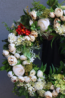 Tellani, atrakcyjny wianek w bieli z czerwonym akcentem, śr.40cm