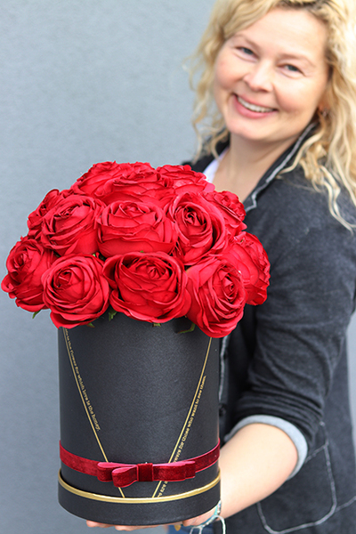 flowerbox Red Love, elegancka kompozycja kwiatowa na prezent, wys.29cm