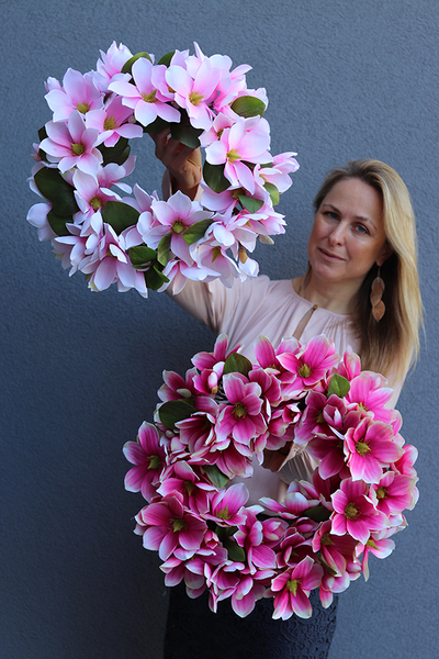 Magnolia Pink, wianek z kwiatów magnolii, śr.45cm