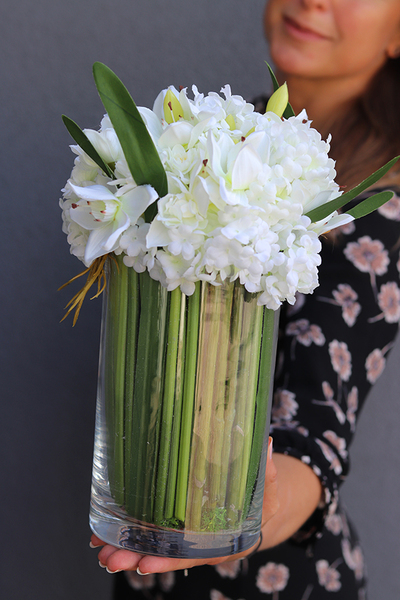 bukiet białych narcyzów i hortensji w szklanym wazonie, Relissa, wys.32cm