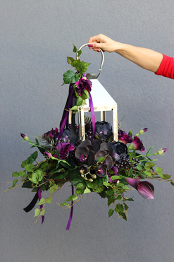 Angelo Garden, kompozycja kwiatowa ze srebrnym lampionem, wys.55cm 