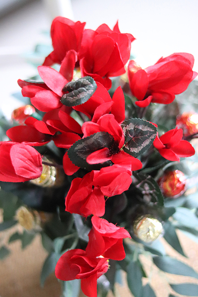 Dzień Babci, fiołek alpejski z czekoladkami, wys.35cm 