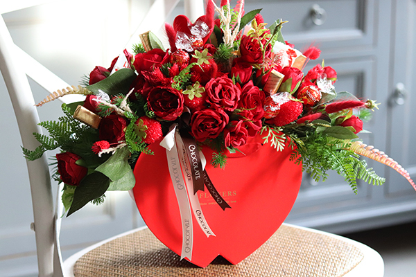 Chocolates Serca na Walentynki, flowerbox w kształcie serc z pralinami, wys.40cm 