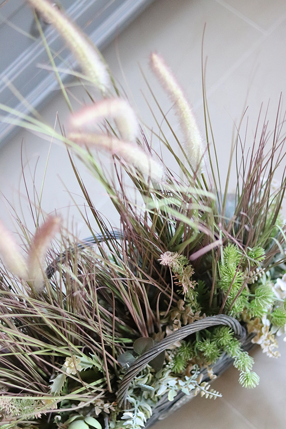 Grey Teranoto, kompozycja z traw w stylowym koszu, wys.70cm
