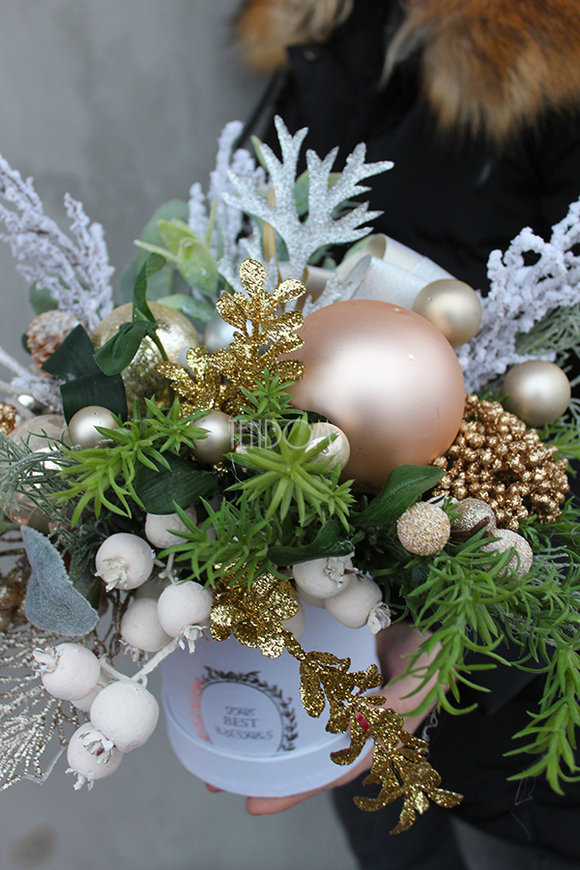 Christmas Gold kompozycja kwiatowa / bukiet Flowerbox wys.27cm.
