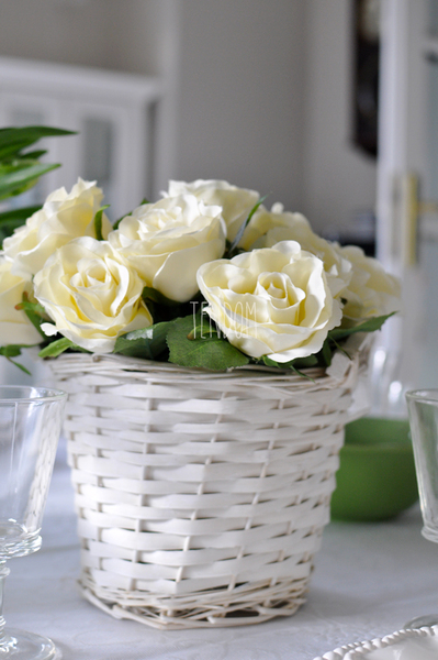 bogaty kosz z kremowymi różami Romance 30x30x30cm