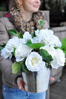 kompozycja kwiatowa Simple White wys. 38 cm