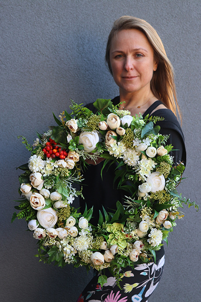 Tellani, atrakcyjny wianek w bieli z czerwonym akcentem, śr.40cm